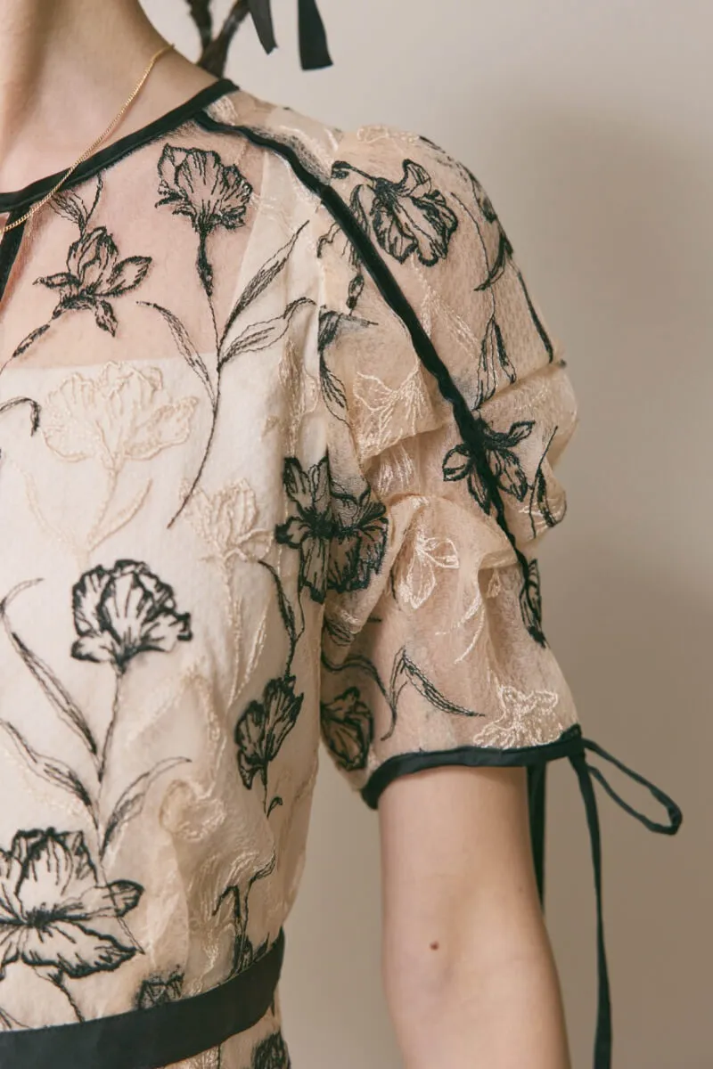 ベージュのラインフラワーエンブロイダリードレス　M/LILY　BROWN