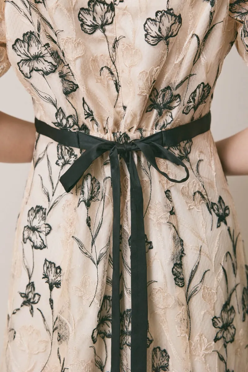 ベージュのラインフラワーエンブロイダリードレス　M/LILY　BROWN