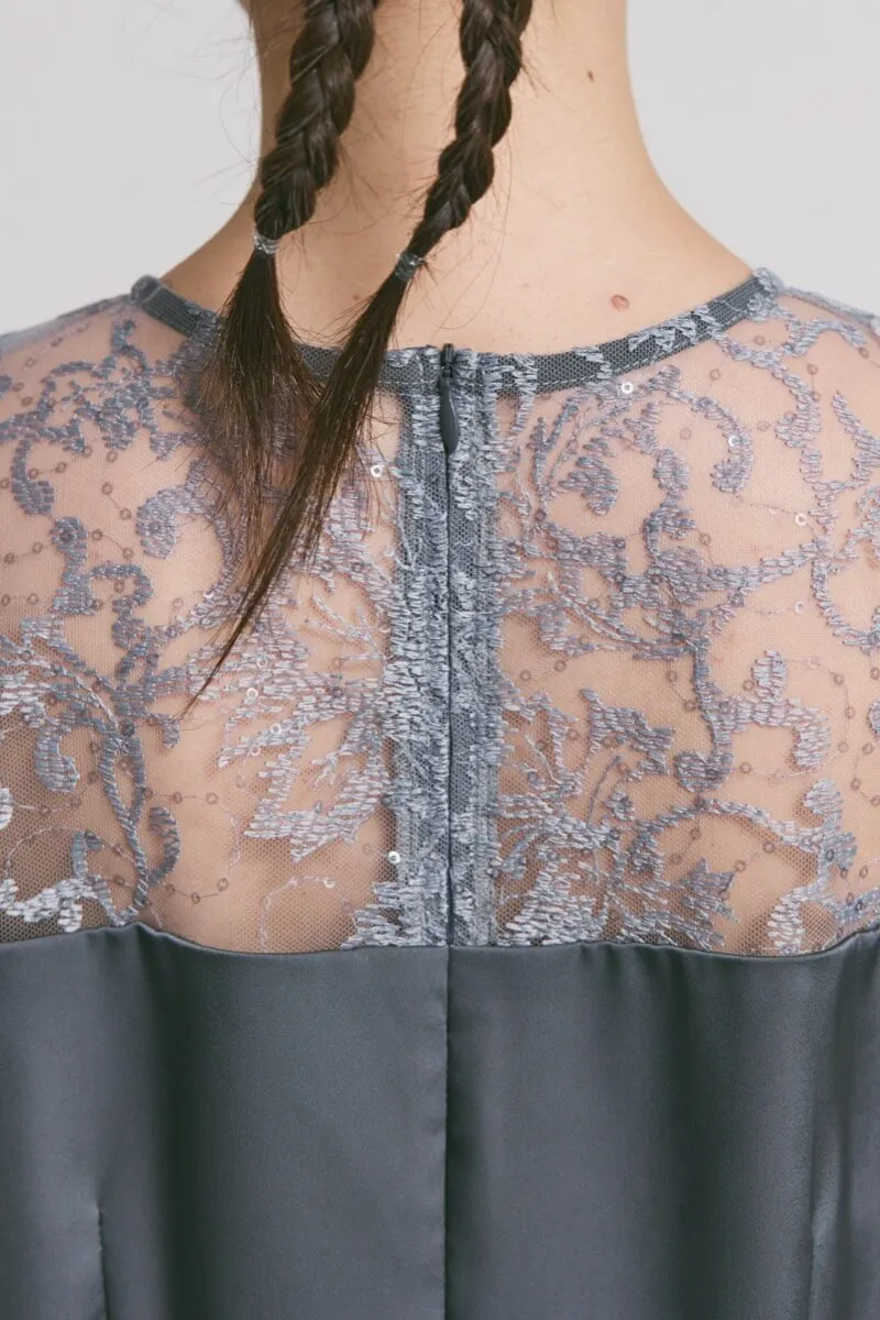 グレーのシークインエンブロイダリーパンツドレス