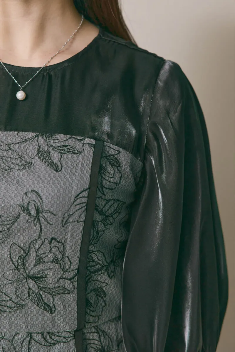 ブラックのパイピングレース切替ドレス