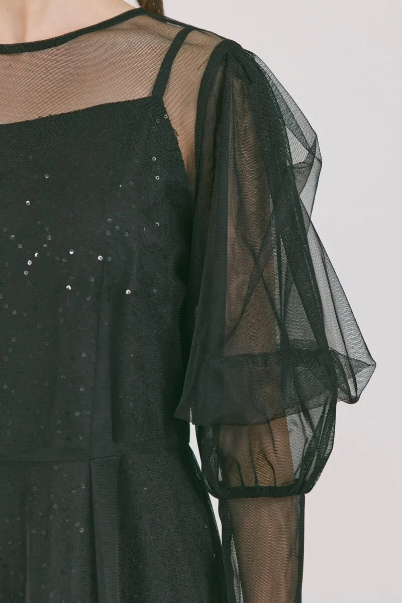 ブラックのシアーエプロンレースドレス