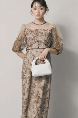 ベージュのフラワーエンブロイダリーパフスリーブドレス　M/Leja