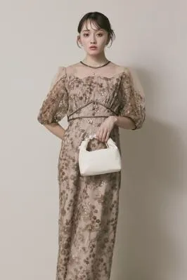 ベージュのフラワーエンブロイダリーパフスリーブドレス　M/Leja