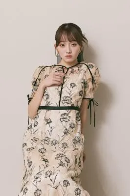 ベージュのラインフラワーエンブロイダリードレス　M/LILY　BROWN