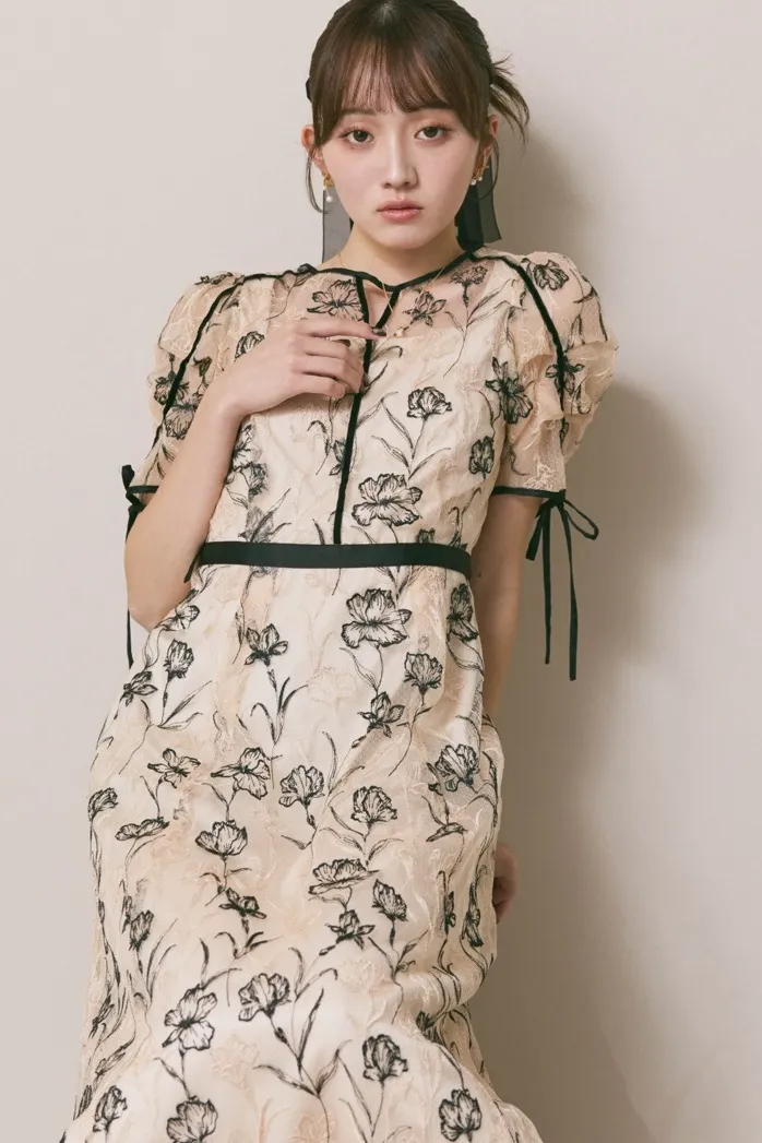 ベージュのラインフラワーエンブロイダリードレスのレンタル｜11-2274