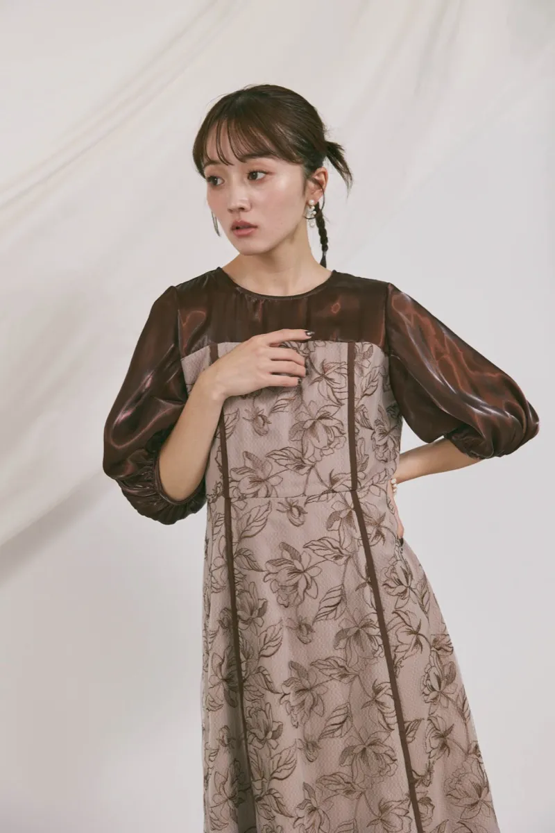 ブラウンのパイピングレース切替ドレス