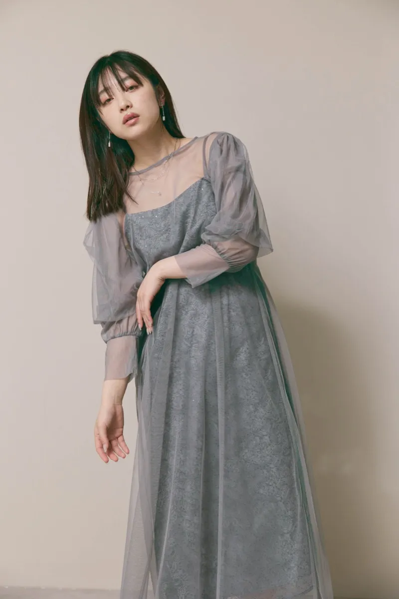 グレーのシアーエプロンレースドレス