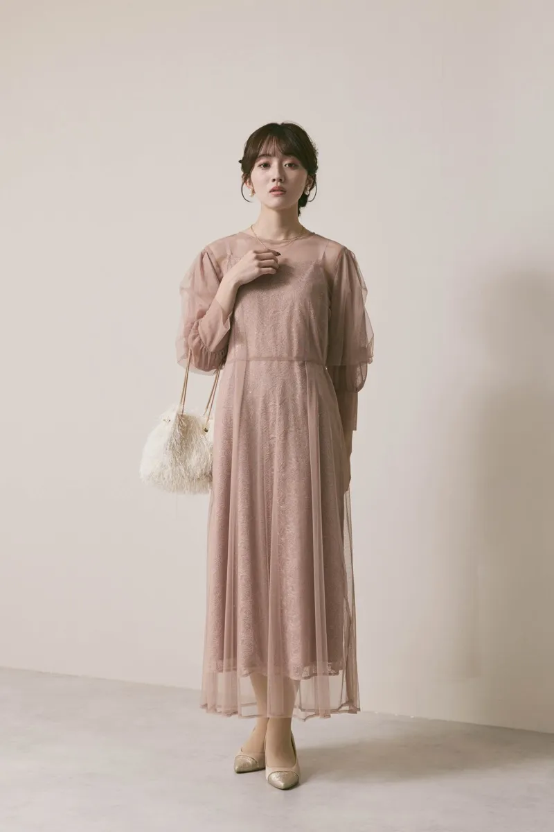 ピンクベージュのシアーエプロンレースドレス