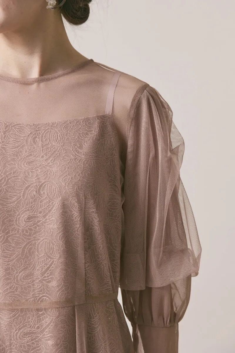 ピンクベージュのシアーエプロンレースドレス