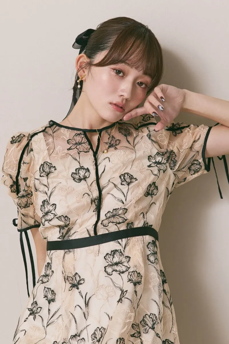 ベージュのラインフラワーエンブロイダリードレス