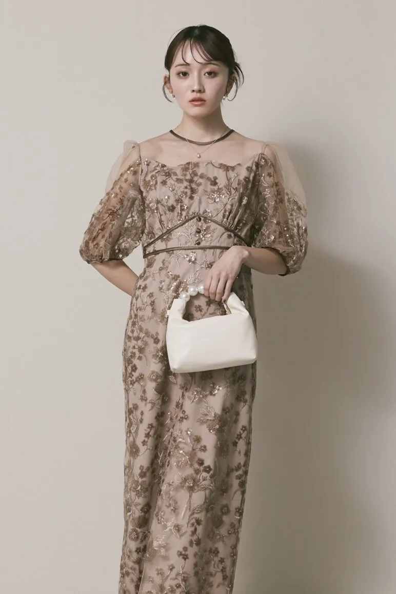 ベージュのフラワーエンブロイダリーパフスリーブドレス　M/Leja