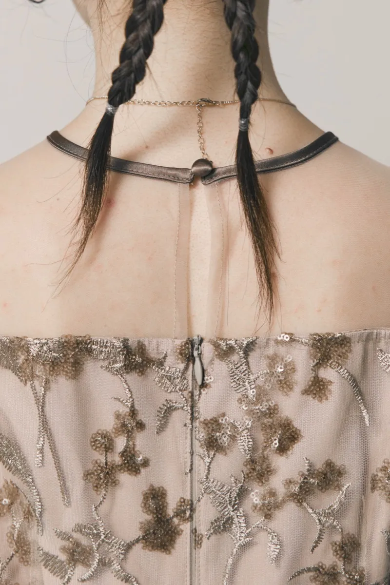 ベージュのフラワーエンブロイダリーパフスリーブドレス　M/Leja