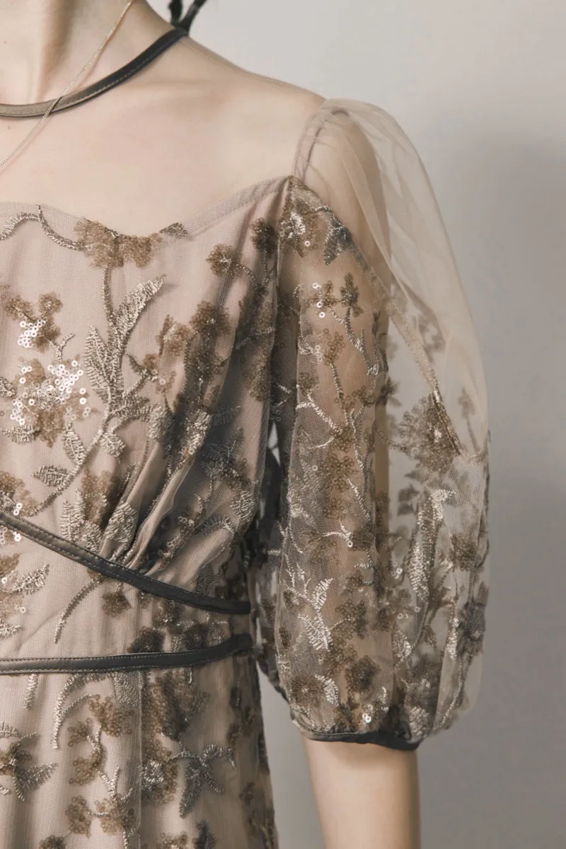 ベージュのフラワーエンブロイダリーパフスリーブドレス　M/Leja