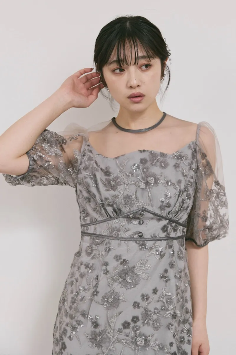 グレーのフラワーエンブロイダリーパフスリーブドレス