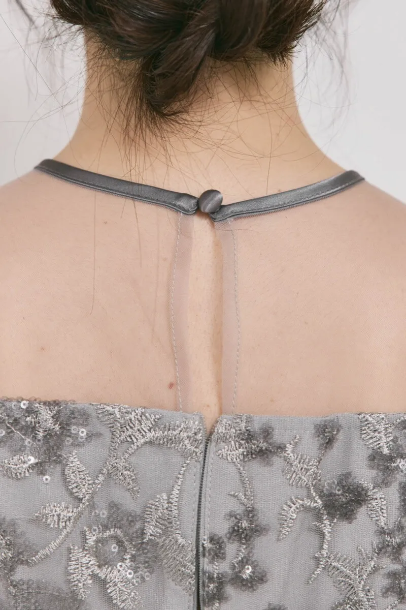 グレーのフラワーエンブロイダリーパフスリーブドレス