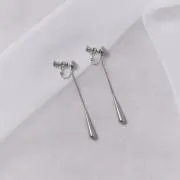 シルバーのティアドロップロングイヤリング