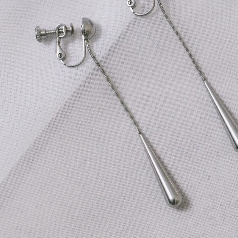 シルバーのティアドロップロングイヤリング