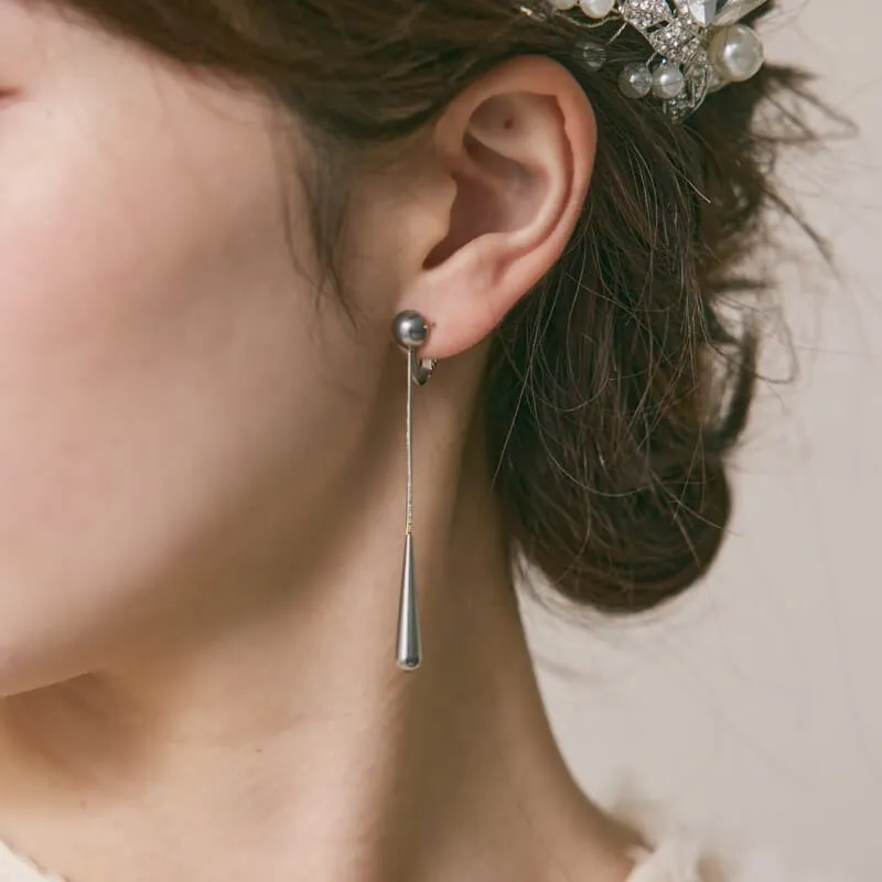 シルバーのティアドロップロングイヤリング