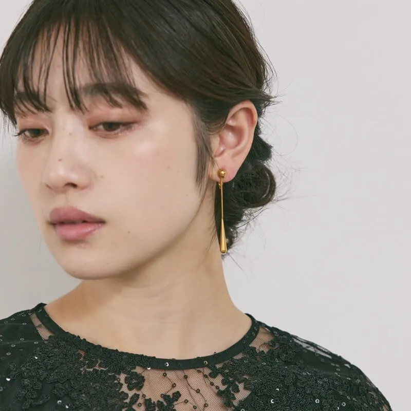 ゴールドのティアドロップロングイヤリング