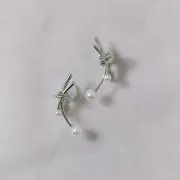 シルバーのノットパールイヤリング