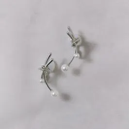 シルバーのノットパールイヤリング