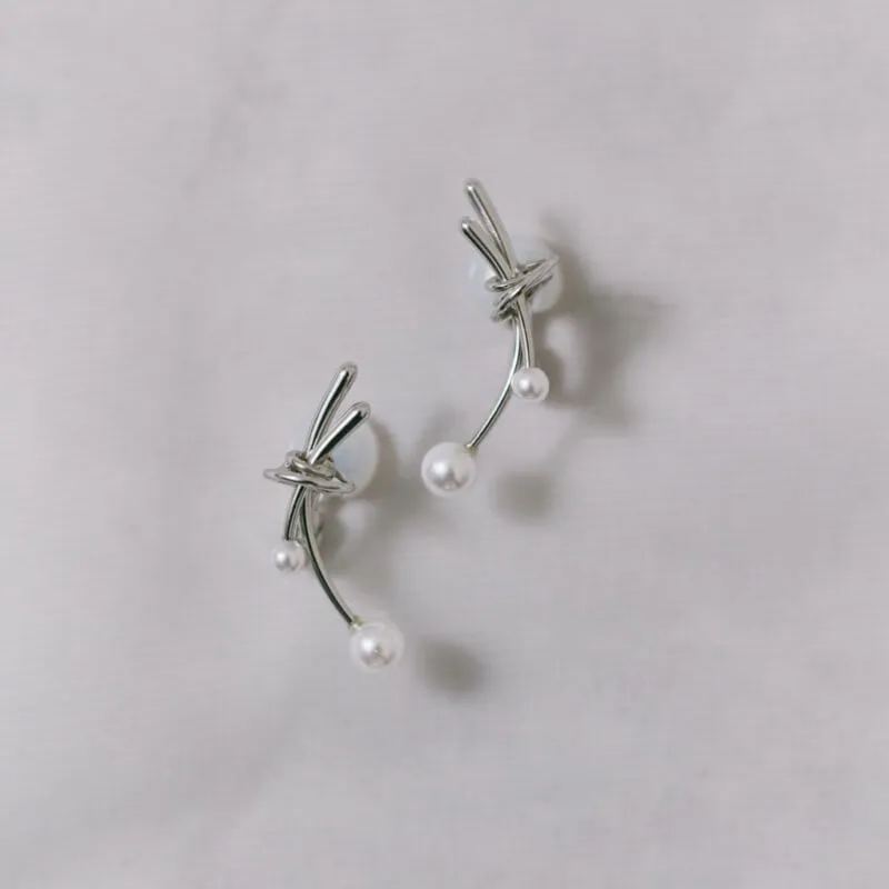 シルバーのノットパールイヤリング