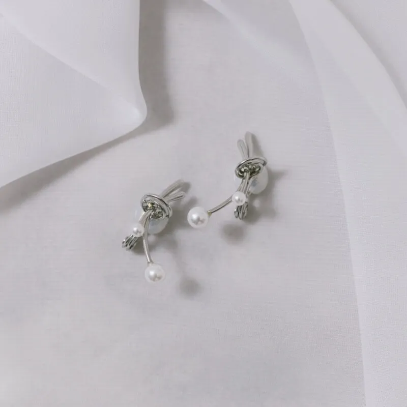 シルバーのノットパールイヤリング