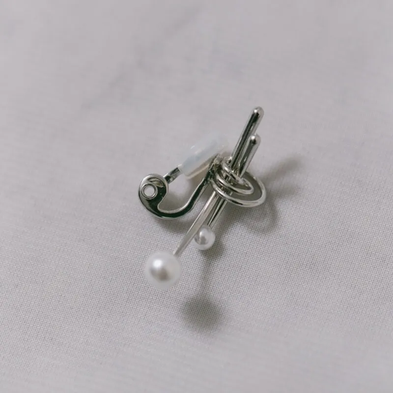 シルバーのノットパールイヤリング
