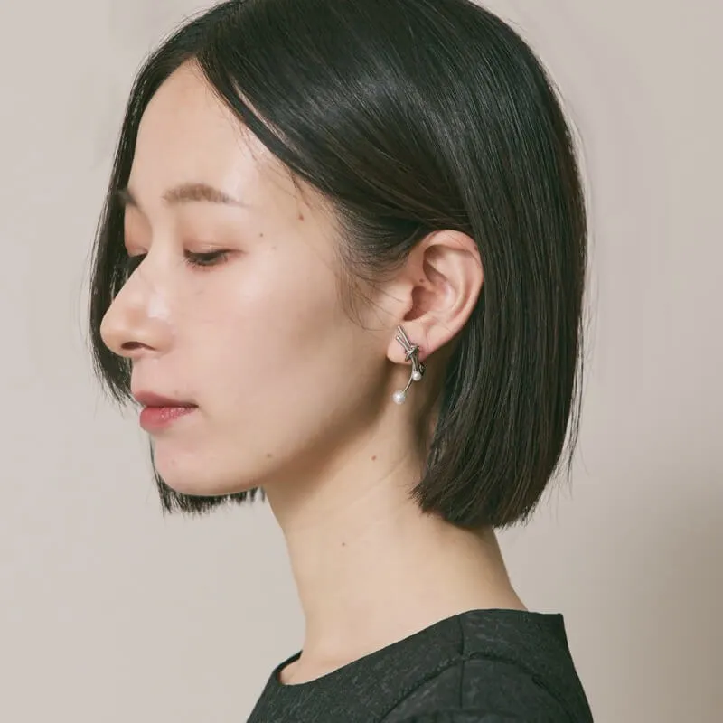 シルバーのノットパールイヤリング