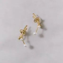 ゴールドのノットパールイヤリング