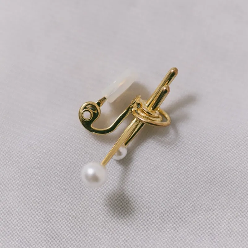 ゴールドのノットパールイヤリング