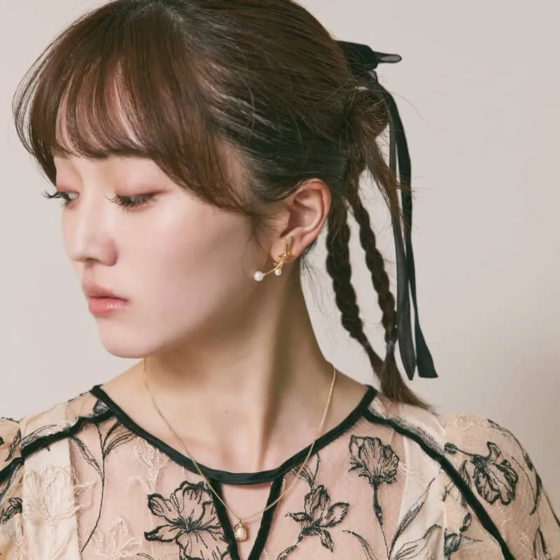 ゴールドのノットパールイヤリング