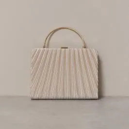 ベージュのオルガンプリーツパーティーバッグ