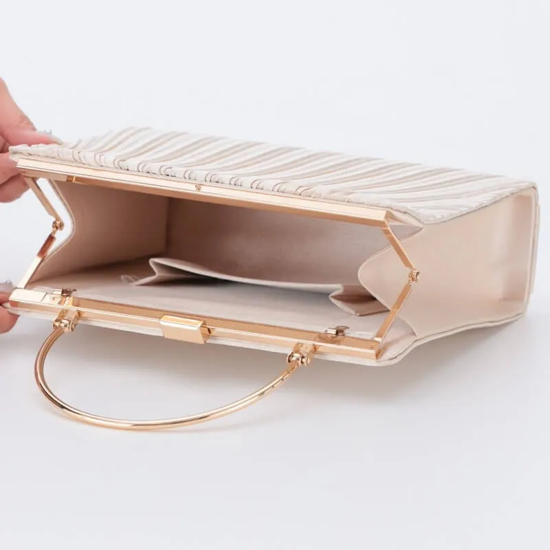 ベージュのオルガンプリーツパーティーバッグ