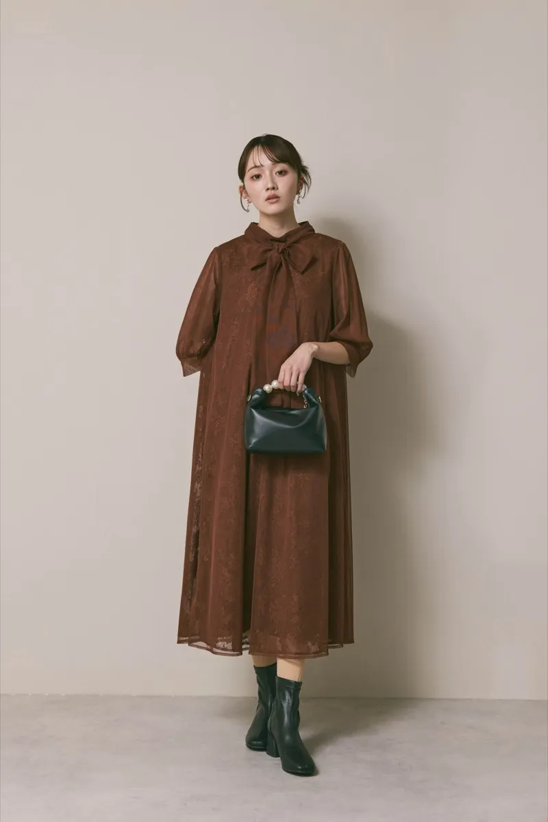 ブラックのパールハンドルミニバッグ