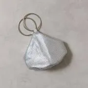 シルバーのメタルメッシュリングハンドルバッグ