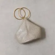 ベージュのメタルメッシュリングハンドルバッグ