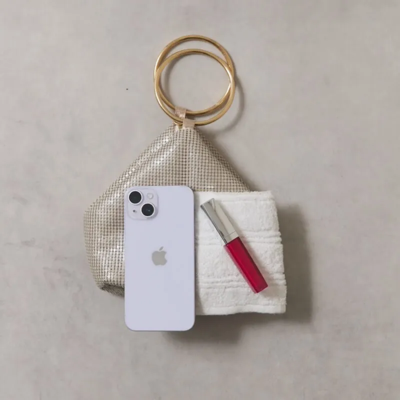 ベージュのメタルメッシュリングハンドルバッグ