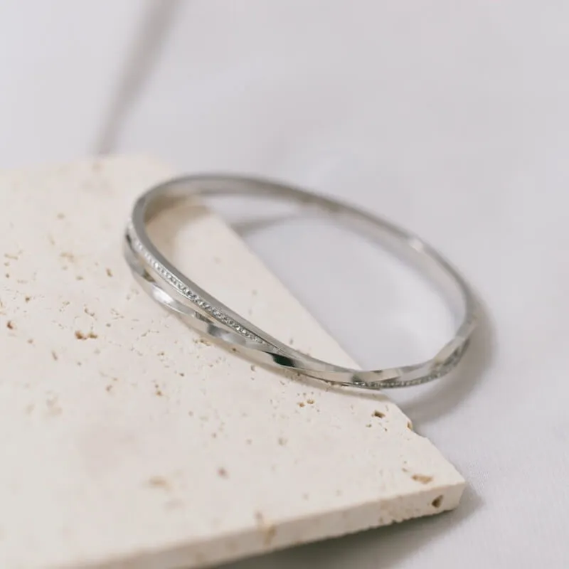 シルバーのストーン付バングル