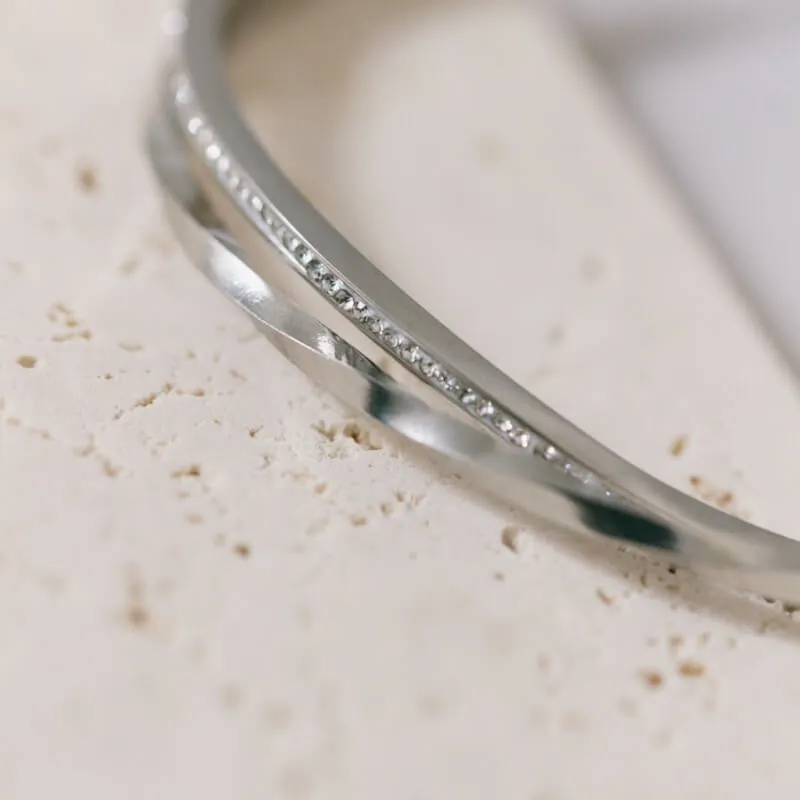 シルバーのストーン付バングル