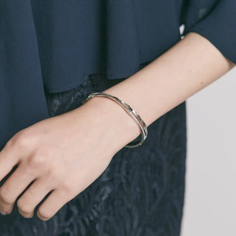 シルバーのストーン付バングル