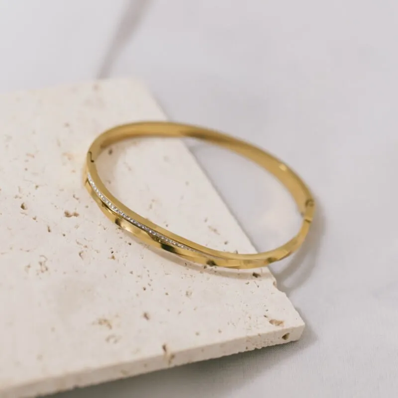 ゴールドのストーン付バングル