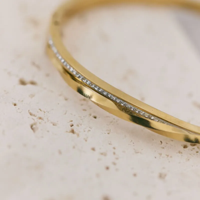 ゴールドのストーン付バングル