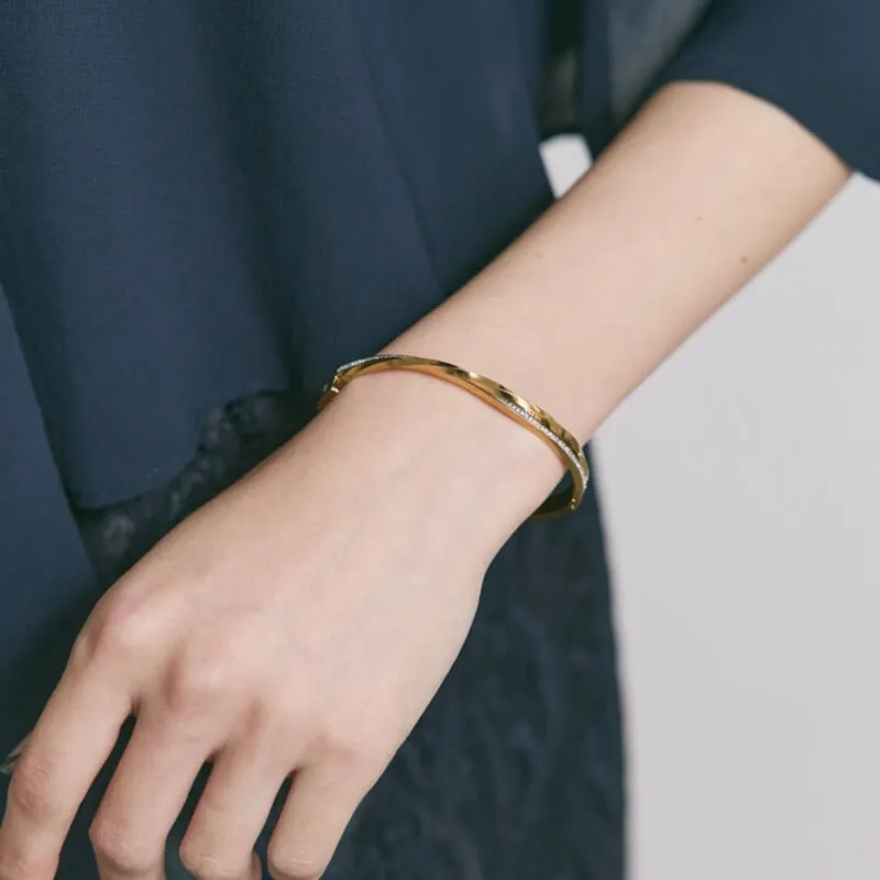 ゴールドのストーン付バングル