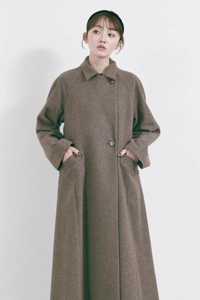 ブラウンのウールロングコート