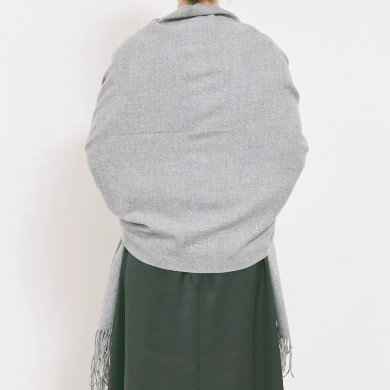 ライトグレーのカシミヤタッチストール