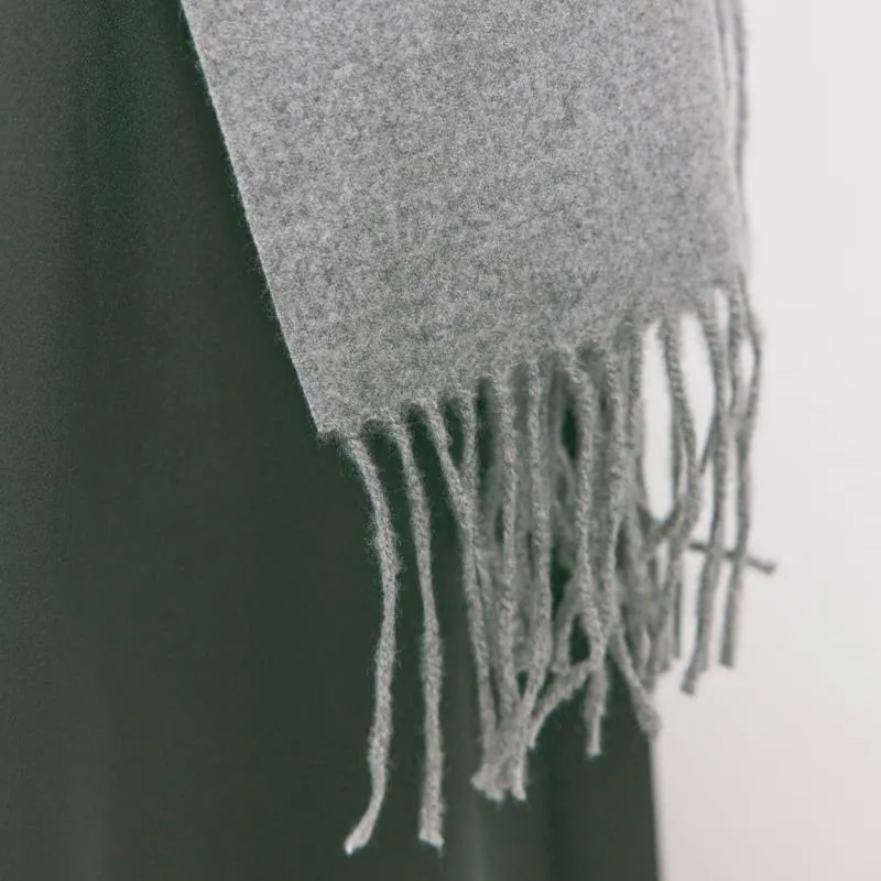 ライトグレーのカシミヤタッチストール