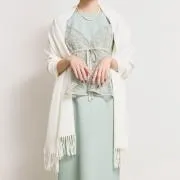 オフホワイトのカシミヤタッチストール