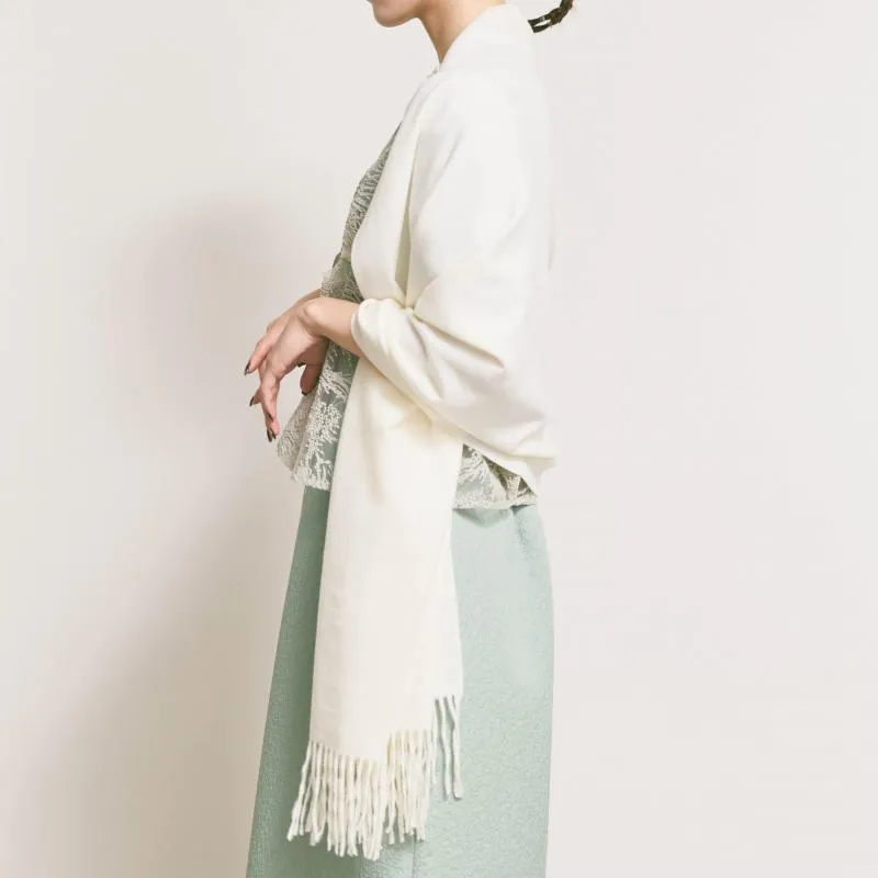 オフホワイトのカシミヤタッチストール