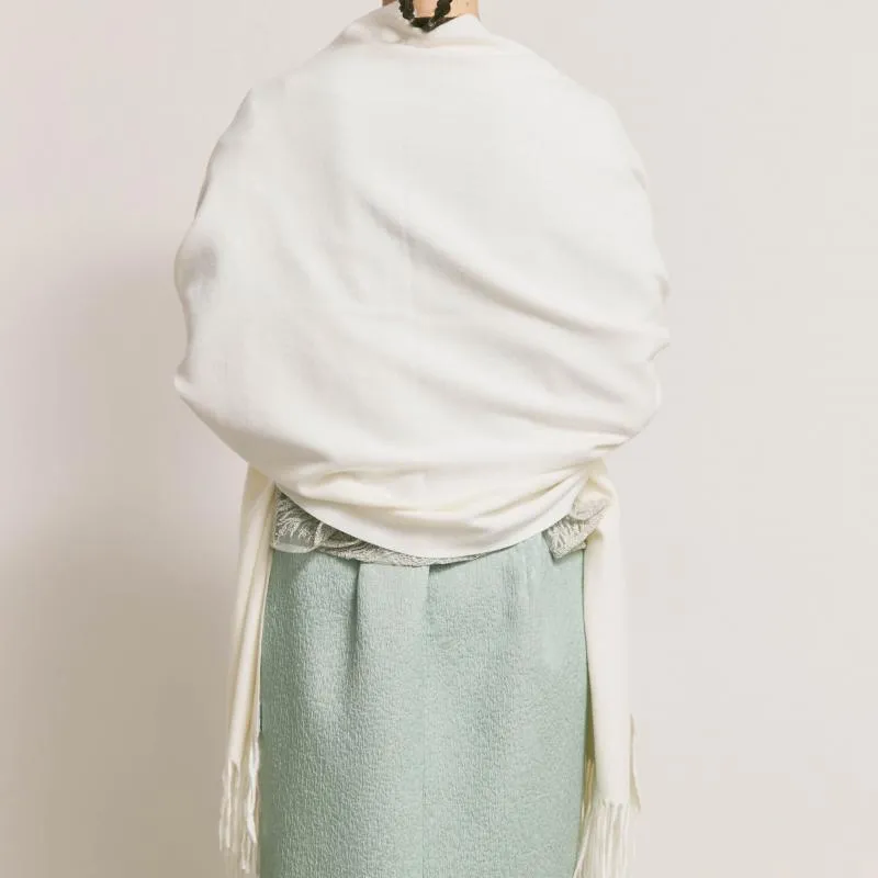 オフホワイトのカシミヤタッチストール